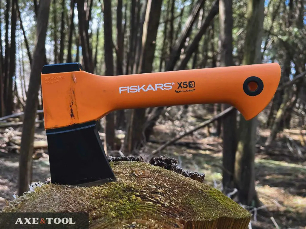 Fiskars X5 stuck in a stump in the woods
