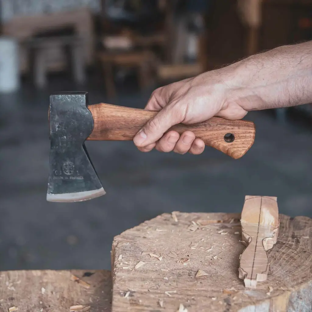 Proper grip holding a small carving axe (hults bruk joanker)
